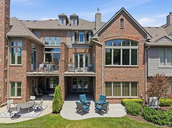 10822 Sparkling Waters Ct, South Lyon, MI 48178