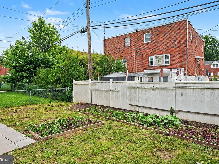 653 Franklin St — Photo 39