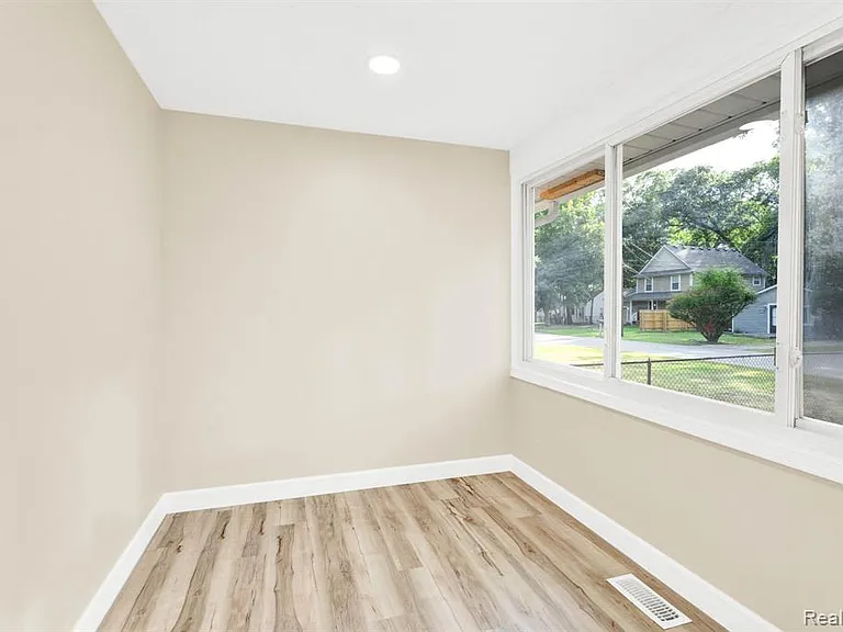 23248 Helen St — Photo 15