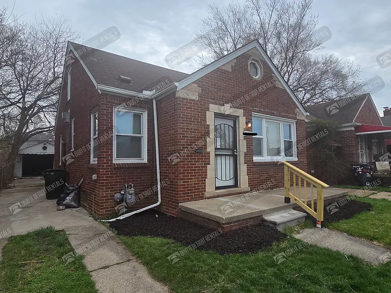 18624 Albion St — Photo 2