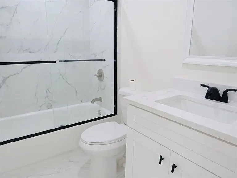 557 Burgundy St #557-L — Photo 12