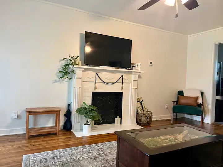 2 bed, 889 sqft, $1,599 — Photo 3