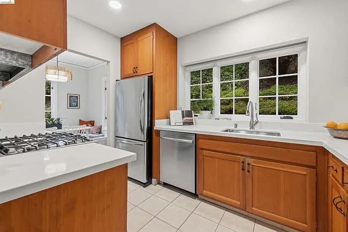 6233 Thornhill Dr — Photo 4