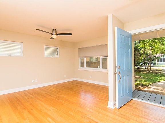 Living room has good wall space