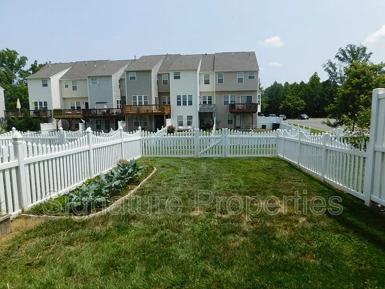 8197 Belton Cir — Photo 3
