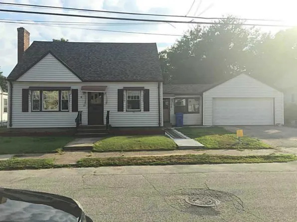 26 Ivanhoe St, Cranston, RI 02910