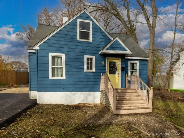 712 N Cedarwood Cir, Round Lake Heights, IL 60073