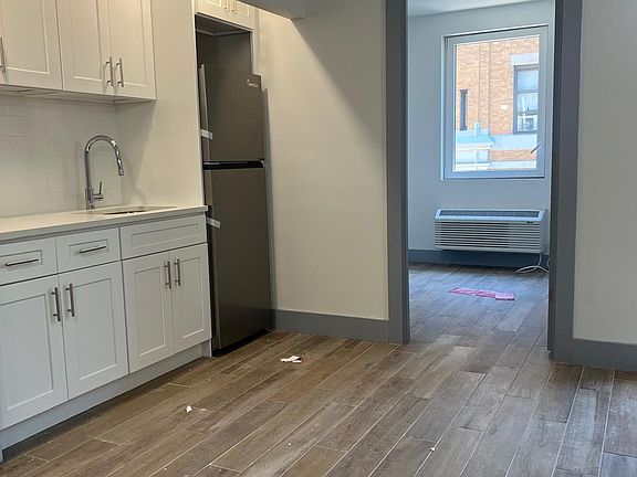 5th image of 1143 Hoe Ave #3C