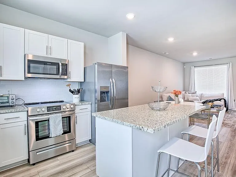 2739 Fordham St — Photo 4