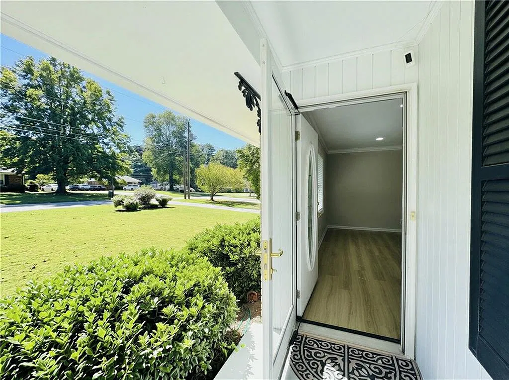3 bed, 2.0 bath, 2168 sqft, $2,250 — Photo 2