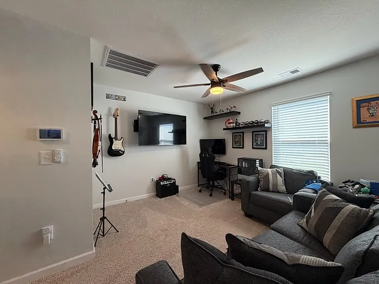 1049 Greenway Dr — Photo 8