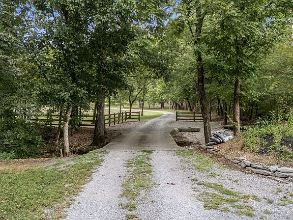 4th image of 615 Carr Creek Rd