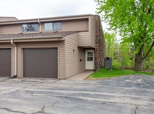 880 Stone Ridge Pl, Dubuque, IA 52001