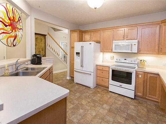 4th image of 541 Hyannis Port Cir