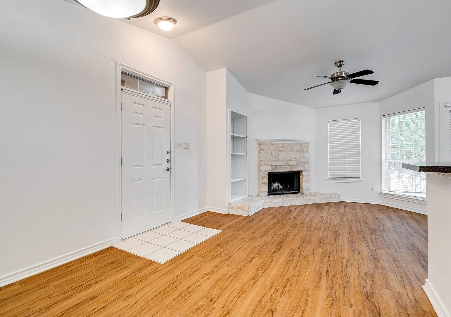 Spacious 1BR / 1BA with private garage — Photo 4