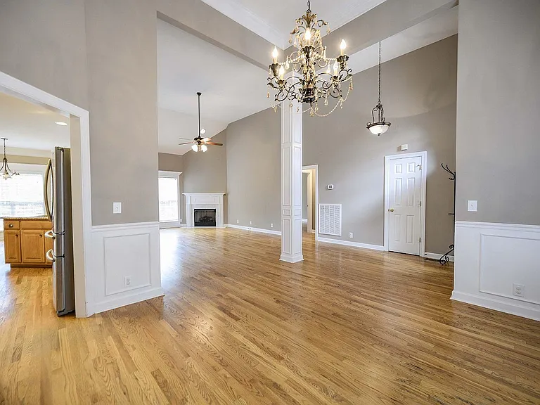 2256 Westwood Dr — Photo 3