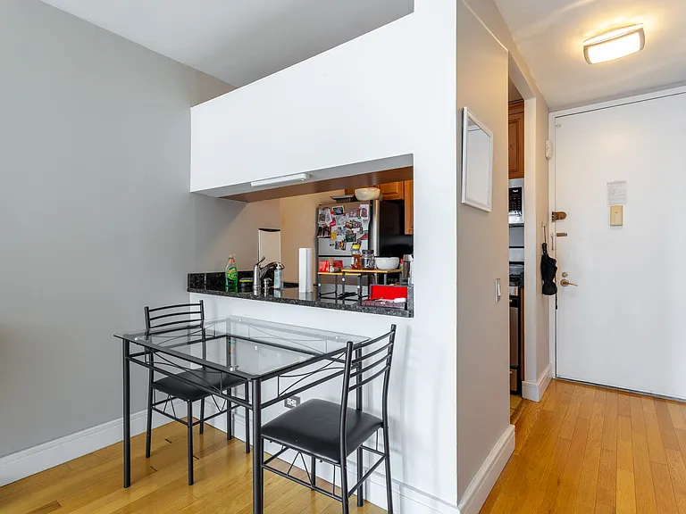 500 W 43rd St #18C — Photo 5