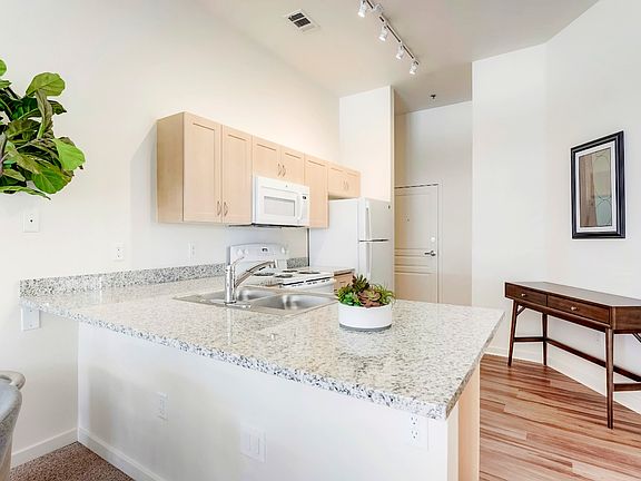 4th image of 827 Park Ave W #Sw312
