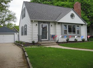 2153 N 72nd St, Wauwatosa, WI 53213