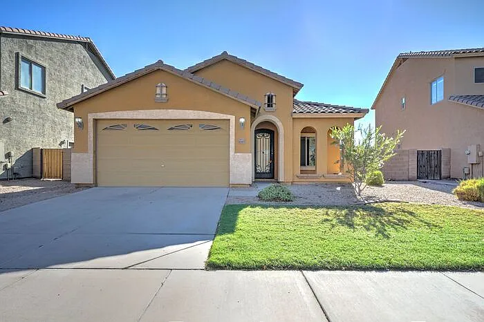 4 bed, 2.0 bath, 1654 sqft, $2,050 — Photo 2