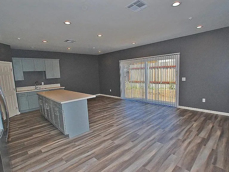6886 Tower St — Photo 2