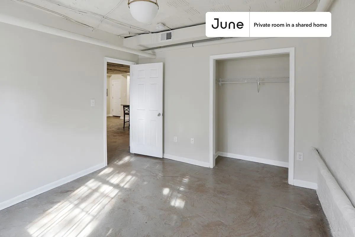 Full bedroom in 5 bed/2 bath home in Dupont Circle #913 E — Photo 4