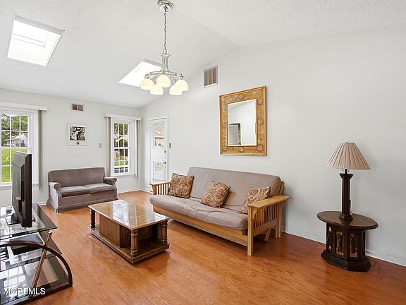 4th image of 2175 Agincourt Road