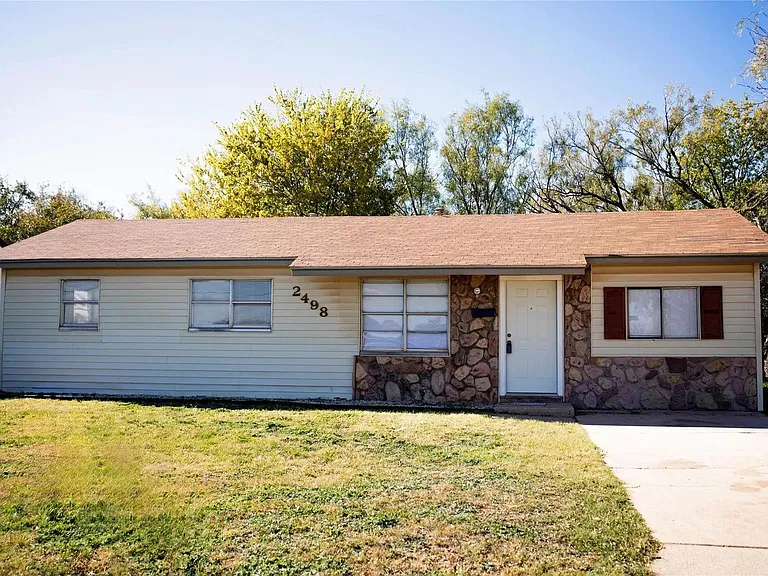 2498 Yorktown Dr — Photo 2