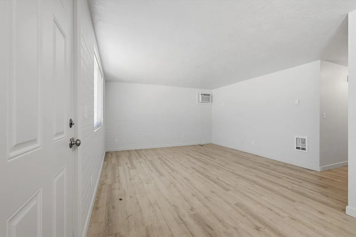 3114 Iowa Avenue - 1 — Photo 3