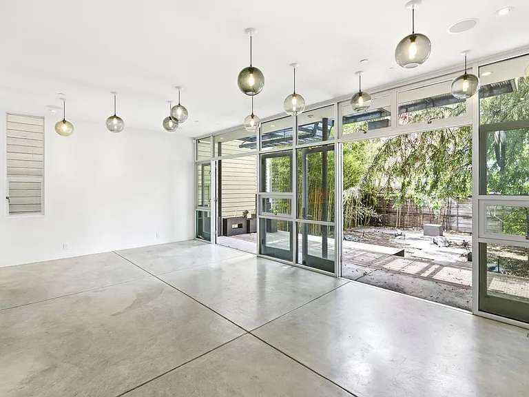 1076 S Van Ness Ave — Photo 11