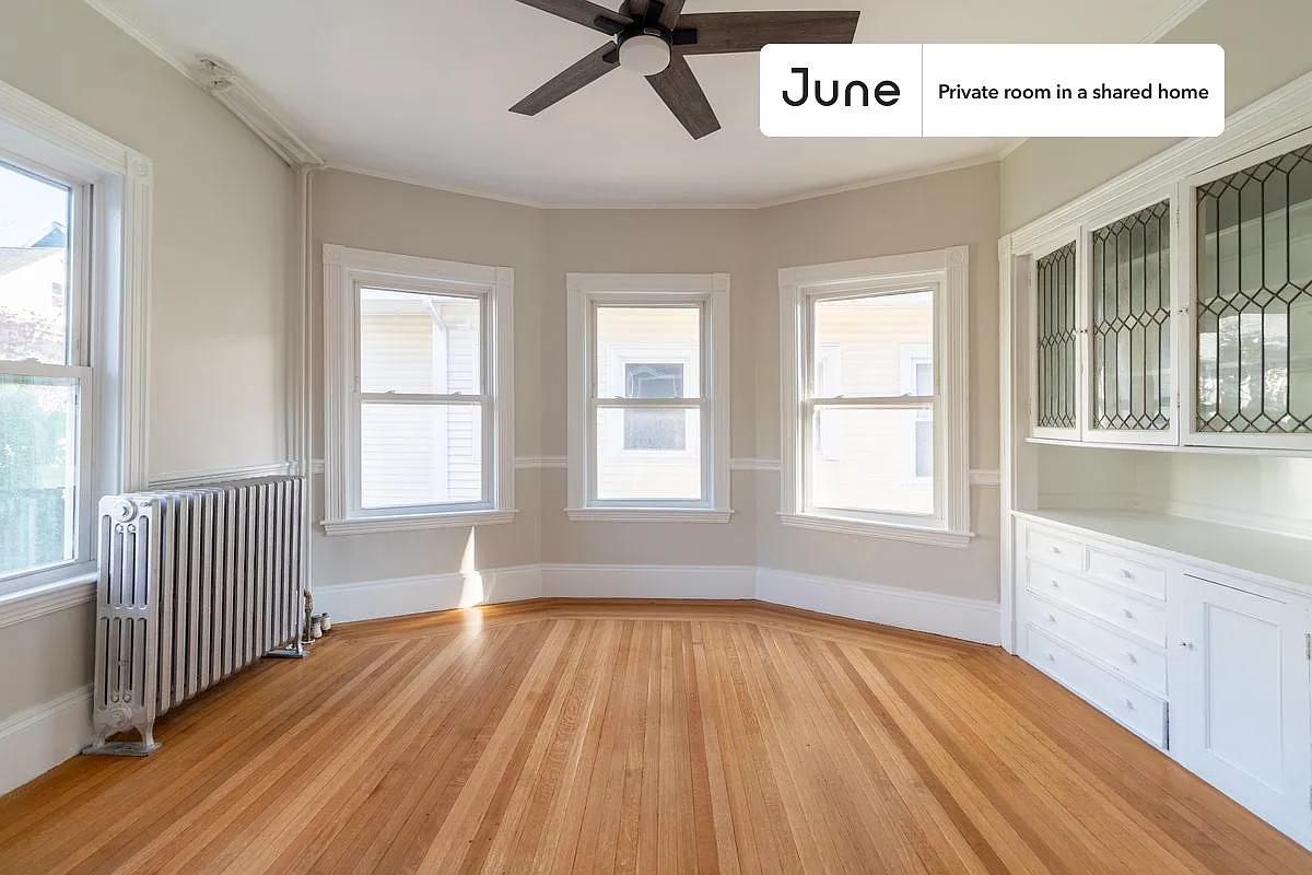 Queen bedroom in 5 bed/2 bath home in Brookline #1801 E — Photo 2