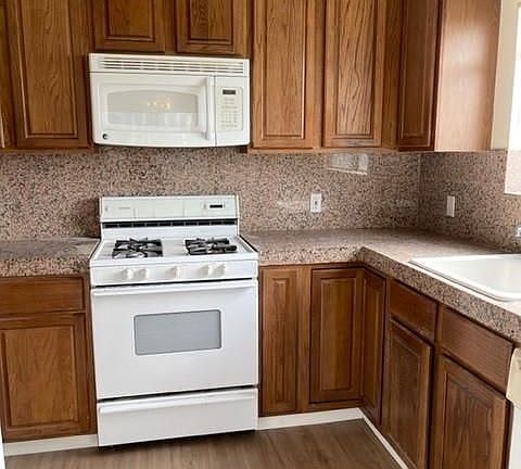 4th image of 839 Grand Ave