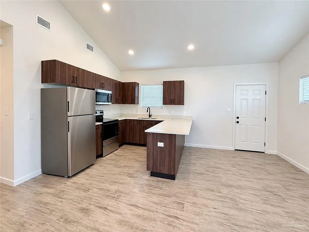 3 bed, 2.0 bath, 1237 sqft, $1,300 — Photo 3