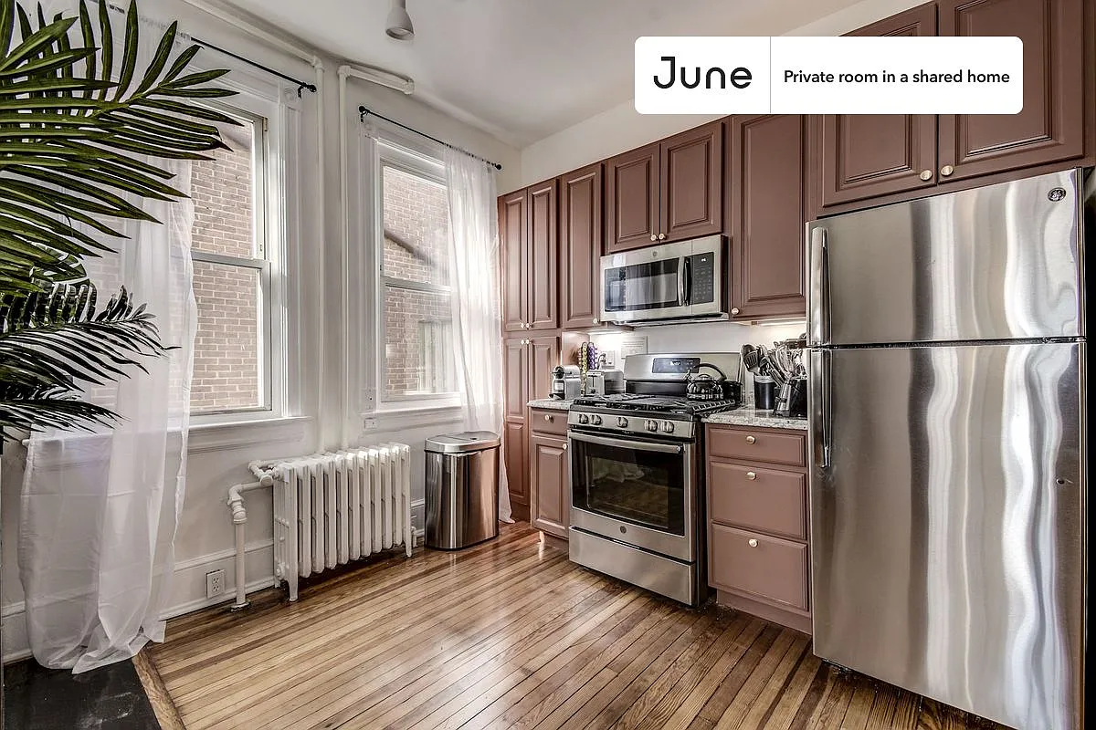 Queen bedroom in 3 bed/2 bath home in Capitol Hill #179 2B — Photo 3