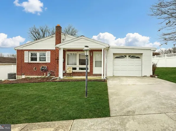 8 Cedarlyn Dr, York, PA 17408