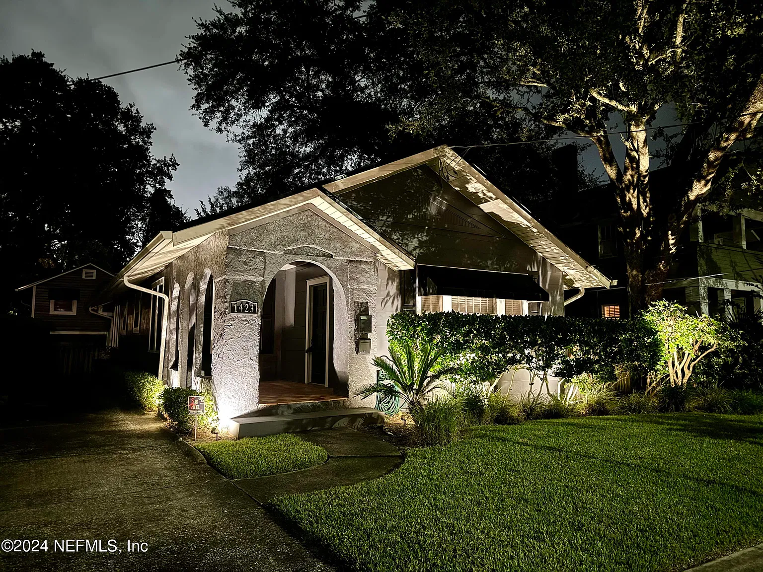 3 bed, 2.0 bath, 1392 sqft, $2,300 — Photo 2