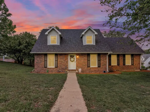 806 Summit Rd, Knob Noster, MO 65336