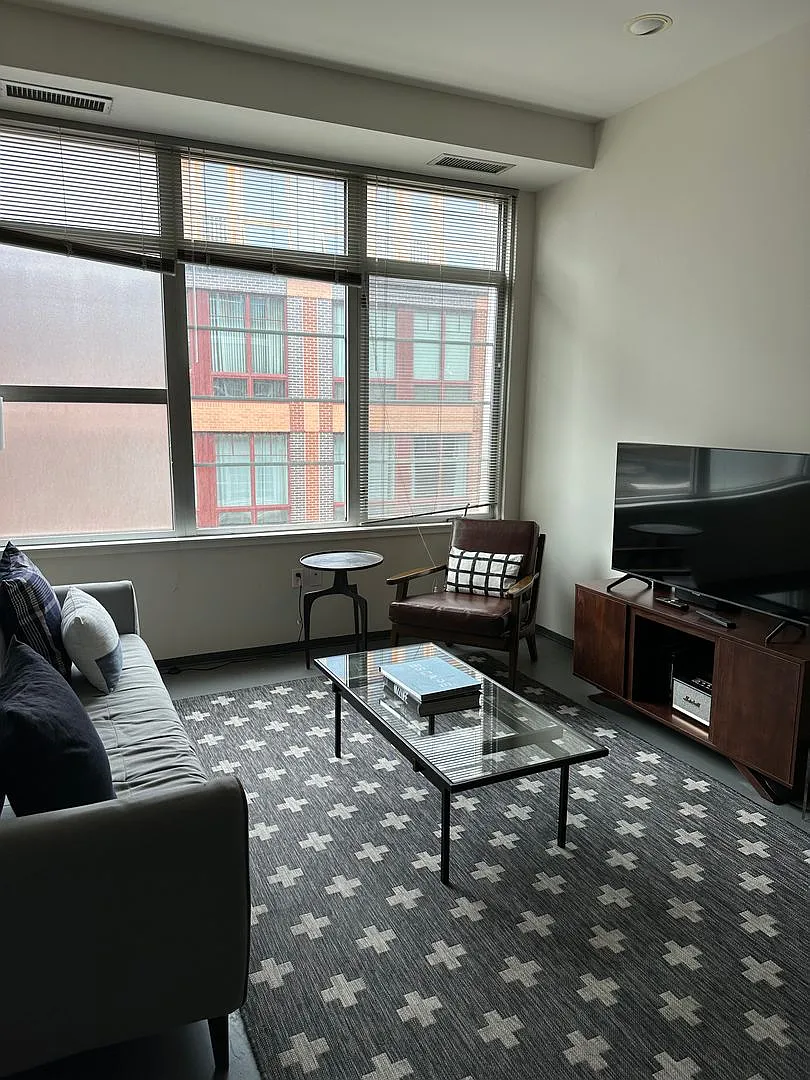 Bright and Spacious 2-Bedroom in the Ink Block with No Broker Fee — Photo 3