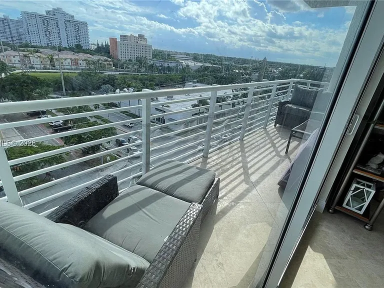 18800 NE 29th Ave #818 — Photo 12
