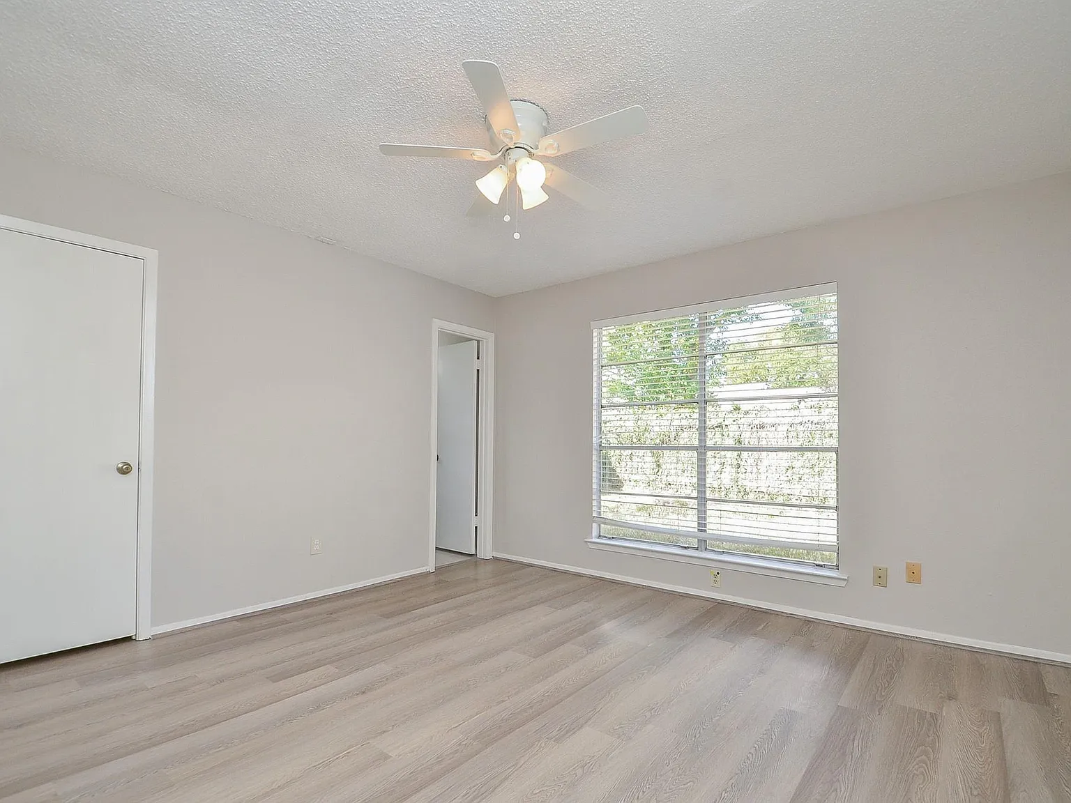 3 bed, 2.0 bath, 1200 sqft, $1,890 — Photo 4
