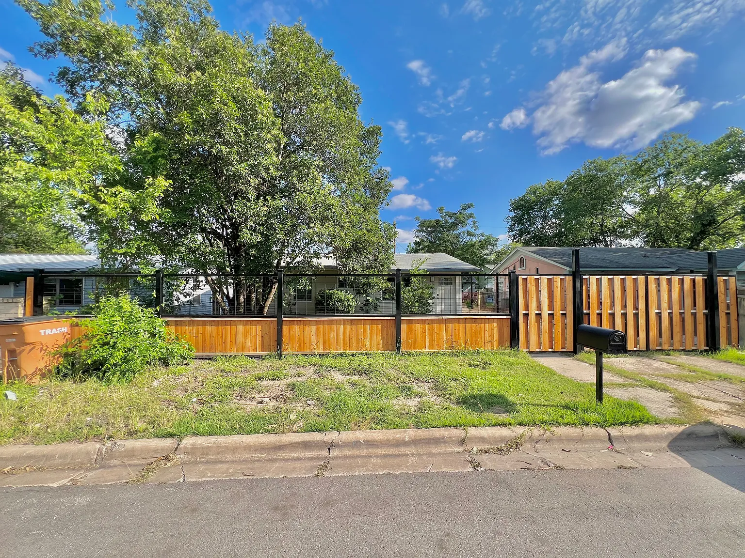 3 bed, 858 sqft, $1,895 — Photo 3