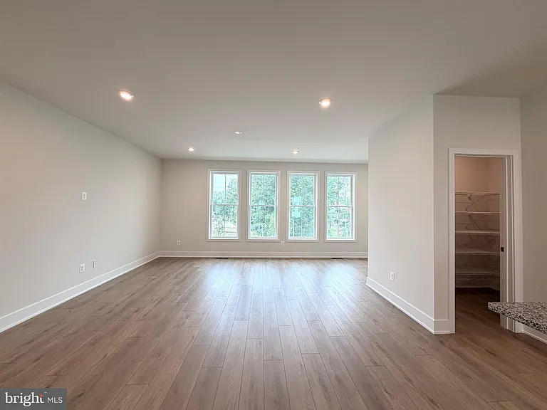 135 Heyford Dr — Photo 5