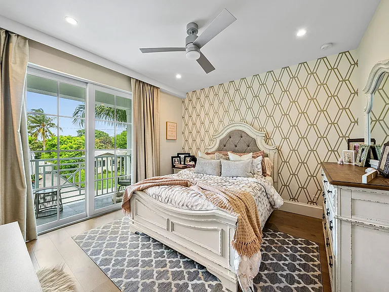 436 NE Wavecrest Way — Photo 33