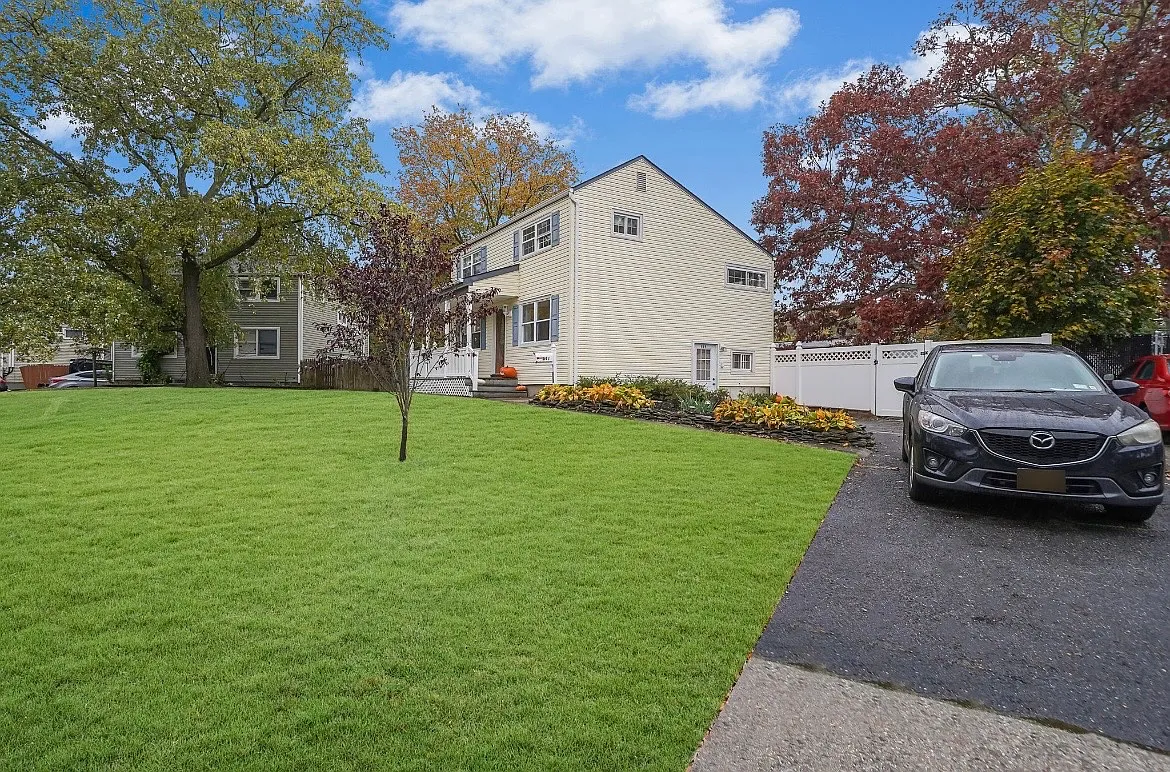 Eastwood Blvd, Centereach — Photo 2