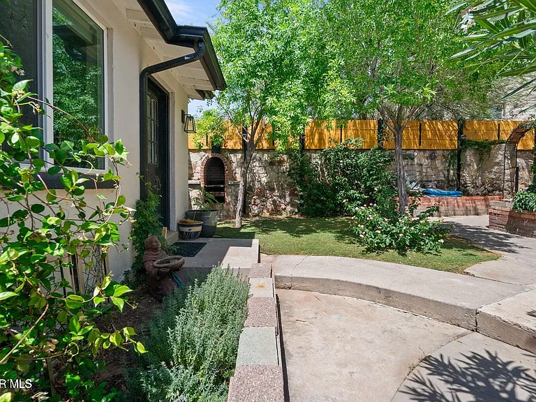 2532 Altura Ave #B — Photo 2