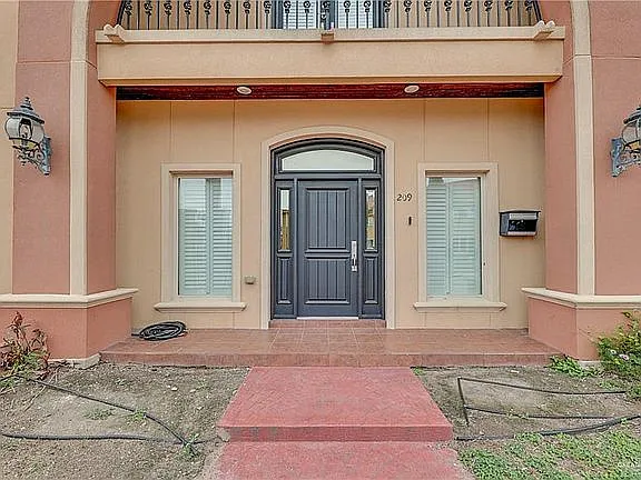 209 Robin Ave — Photo 1