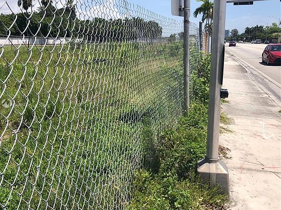 3rd image of 13890 Biscayne Blvd