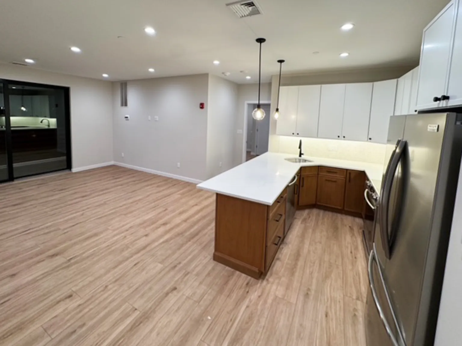 1 bed, 1.5 bath, 983 sqft, $3,900 — Photo 4