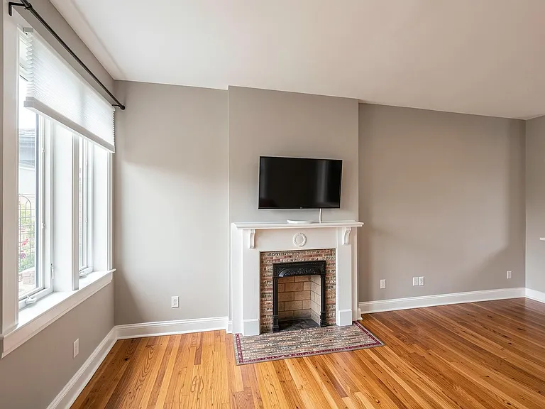 726 Fox St — Photo 4