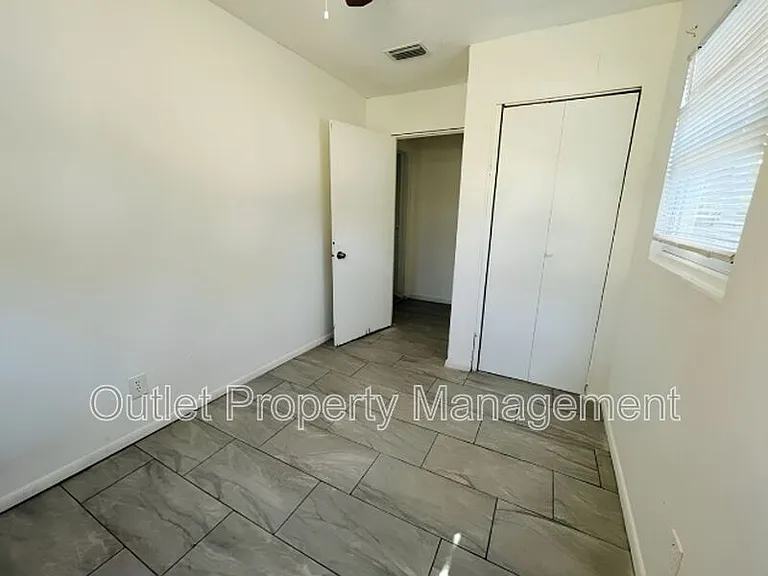 918 E 10th St #918B — Photo 8